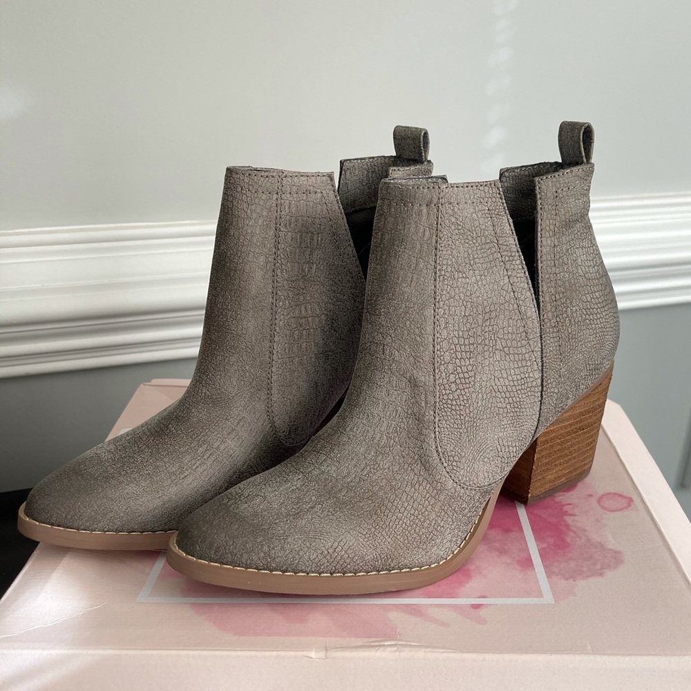 Brand new never worn Not Rated grey booties
